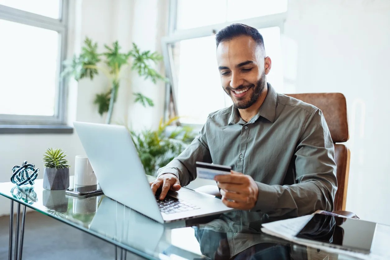 Colaborador de empresa usando cartão corporativo