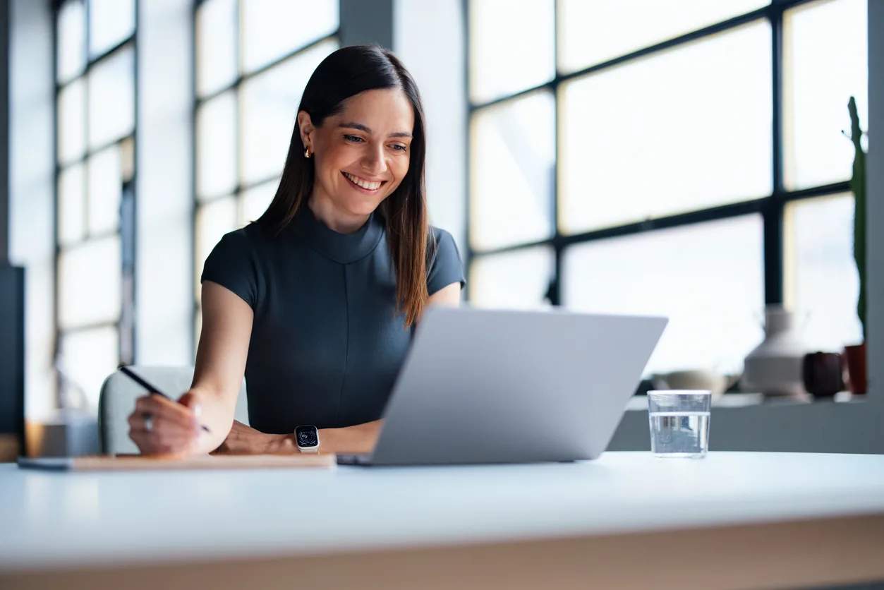 Automação comercial: os dois sentidos do termo e como automatizar do funil de vendas ao recebimento